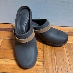 CROCS Sarah Women's Brown and Tan Clogs Mules